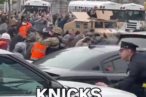 NYPD出手了！尼克斯球迷不顾警察劝阻各种乱跑横穿马路！